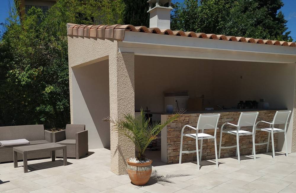 Acheter une cuisine extérieure avec installation sur la terrasse d'une  piscine, dans le Bassin d'Arcachon - Fabricant de cuisine d'été extérieure  France entière - L'Atelier du Concepteur